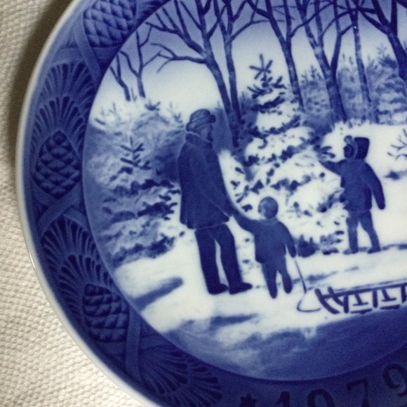 Royal Copenhagen Plate - 1979 Choosing The Christmas Tree - Denmark - Picture 6 of 7